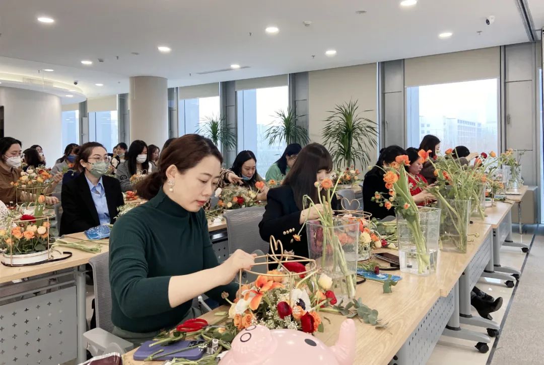 插花品香，，，，，，，，诗情花意！亦庄尊龙凯时集团开展女神节花艺沙龙活动