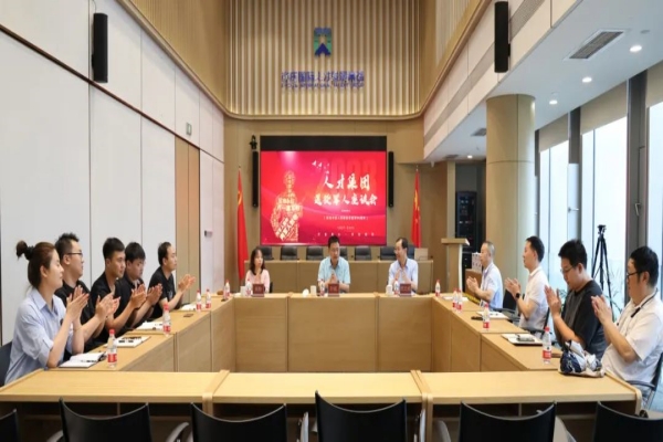 亦庄尊龙凯时集团党委组织开展建军节座谈慰问活动