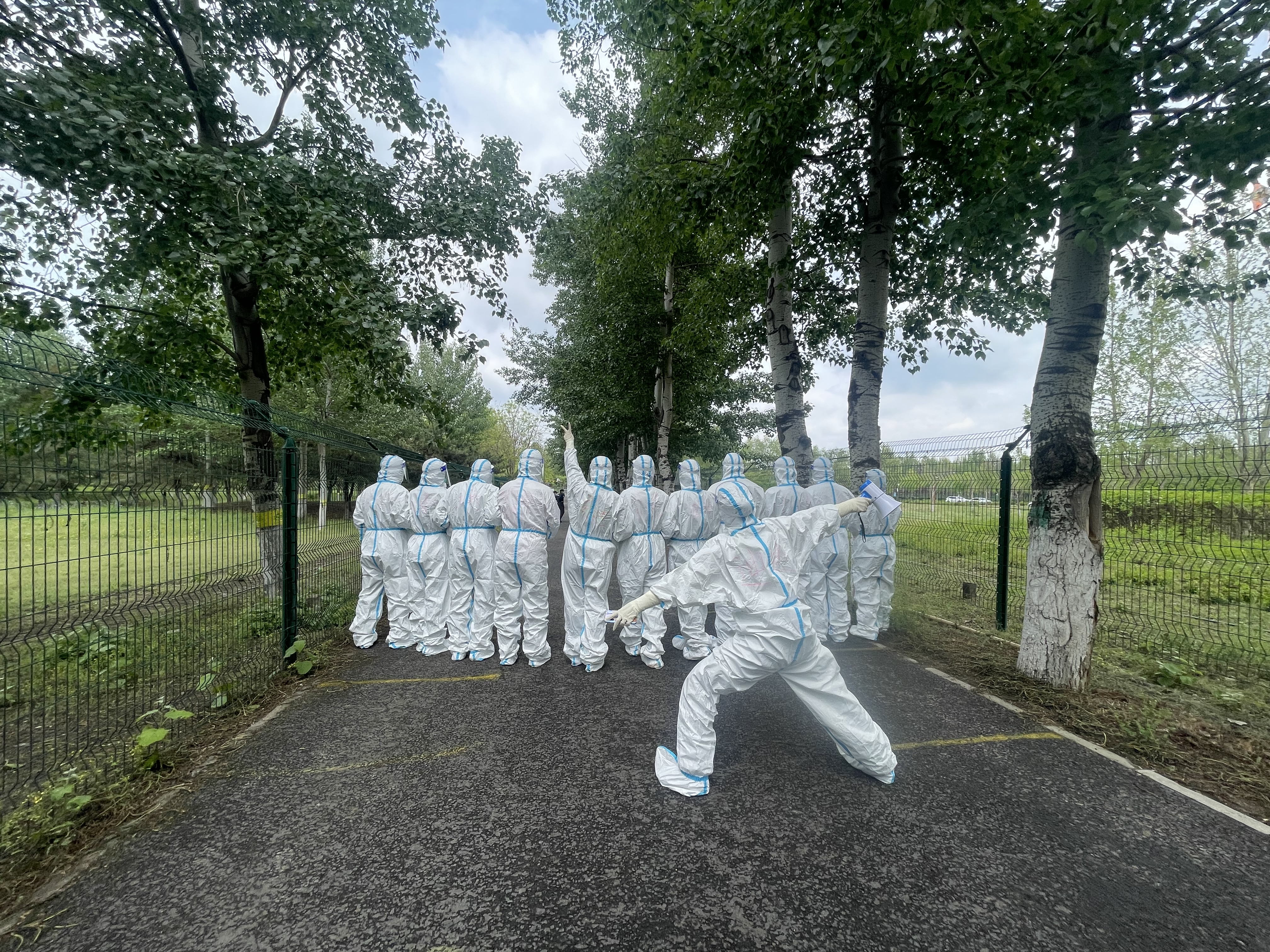 有速度，，，，，，，有力度！亦庄尊龙凯时集团员工助力核酸采样！